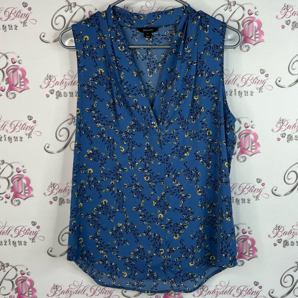 RW&CO. Tank top flowy blouse shirt flowers Blue Floral V-Neck Blouse